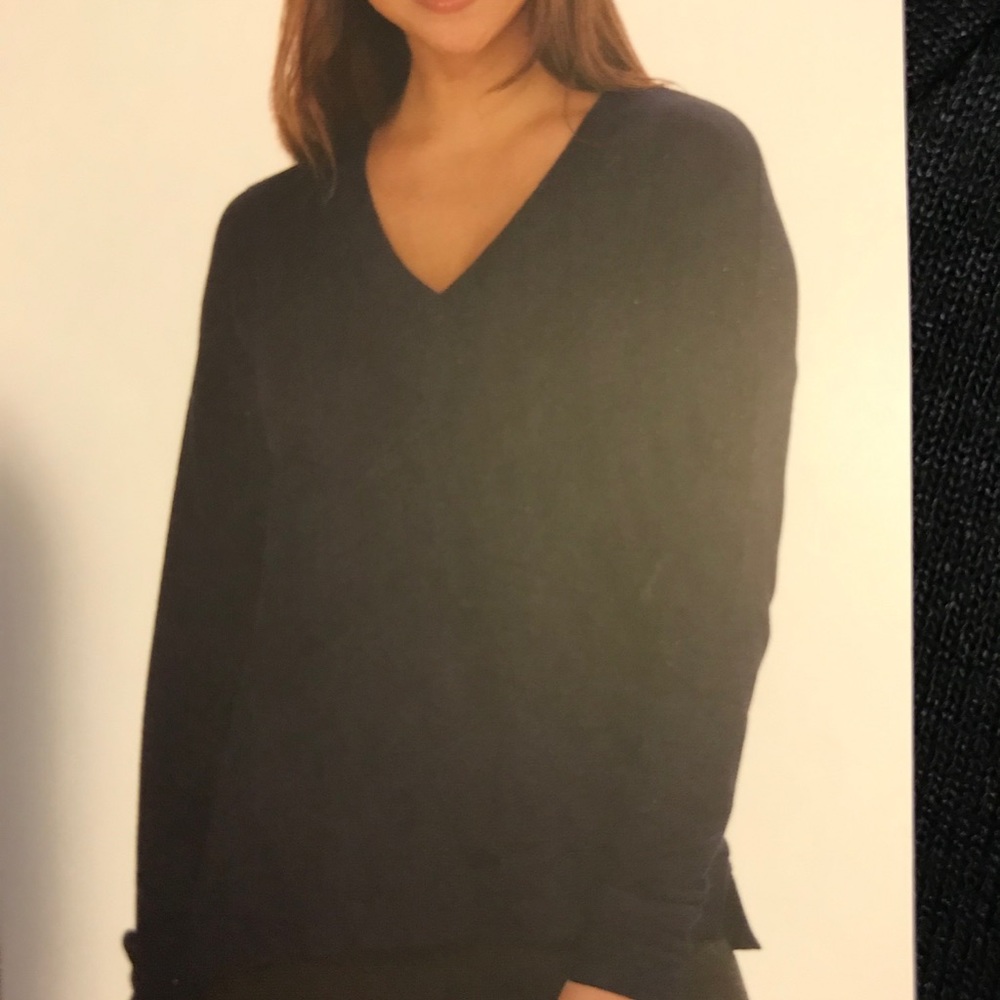 NEW Ladies’ Long Sleeve V-Neck Top
